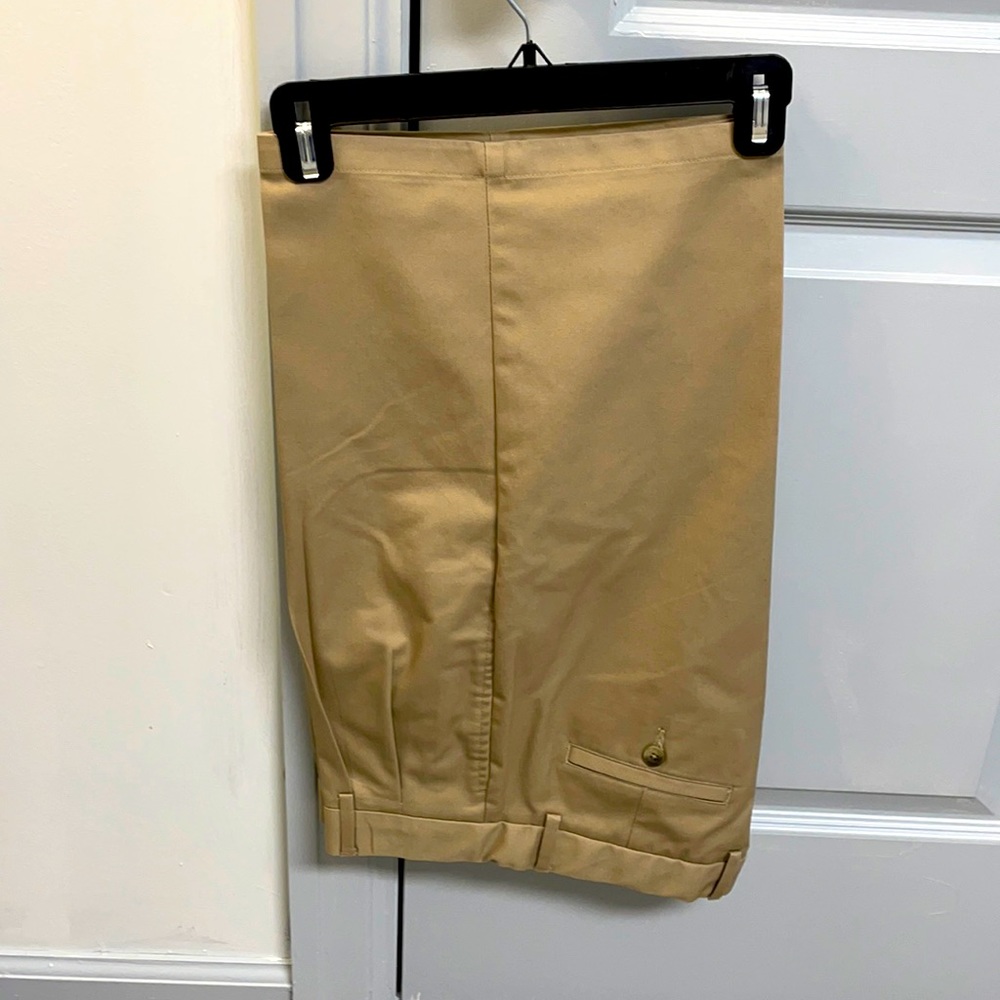 Men’s khaki shorts.32 H. Parker brand.